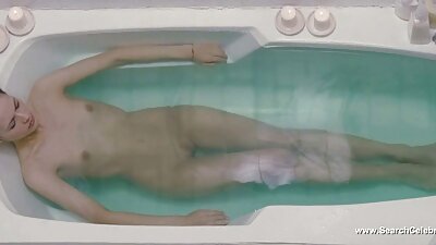 Hot blond sex på et offentligt toilet med cumshot ansigtsbehandling