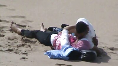 Bedøvelse kone poserer nøgen, mens hun er på ferie ved havet og skvulper på sin kusse
